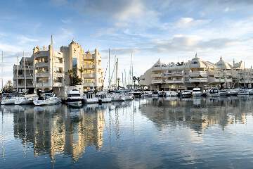 Hotel Amaragua - přístav a obchodní centrum Puerto Marina