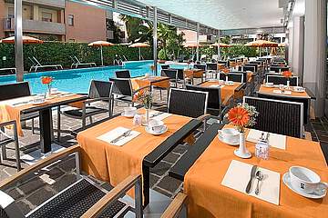 snídaně u bazénu Hotel Imperial - snídaně u bazénu