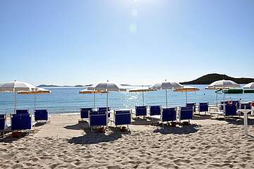 Hotel Petra Bianca - slunečníky a lehátka na pláži