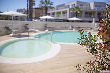 Levante House - rezidence Levante bazén s lehátky