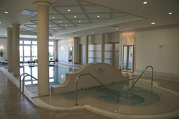krytý bazén s vířivkou Parc Hotel Germano Suites - krytý bazén s vířivkou