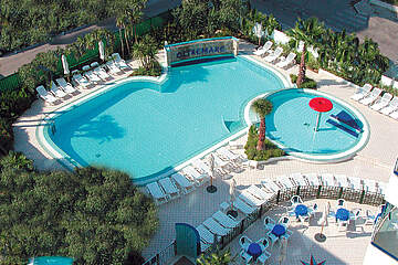 Rezidence Oltremare - Pohled na areálem s bazénem