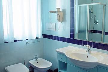 Rezidence Oltremare - Koupelna s wc a sprchovým koutem