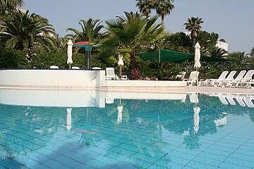 Rezidence Oltremare - krásný bazén se sluneční terasou pro děti i dospělé