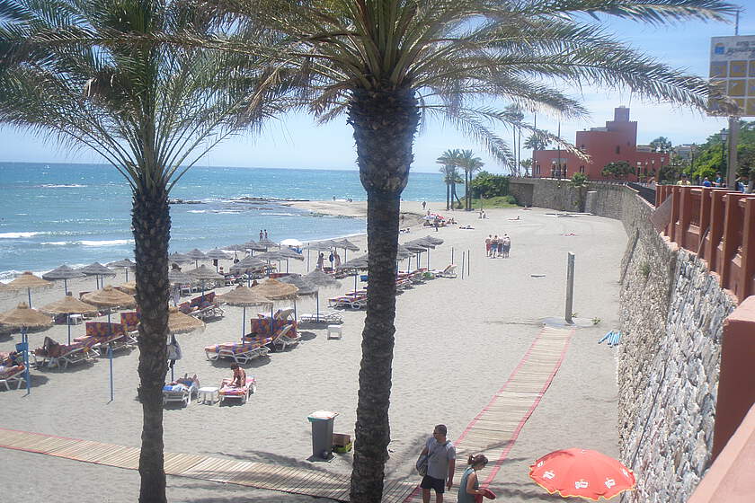 Benalmadena Costa - výhled na pláž z promenády