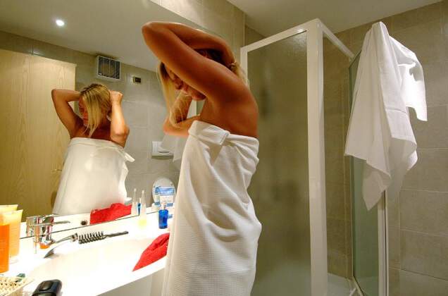 Hotel Garni Aritz - koupelna se sprchovým koutem