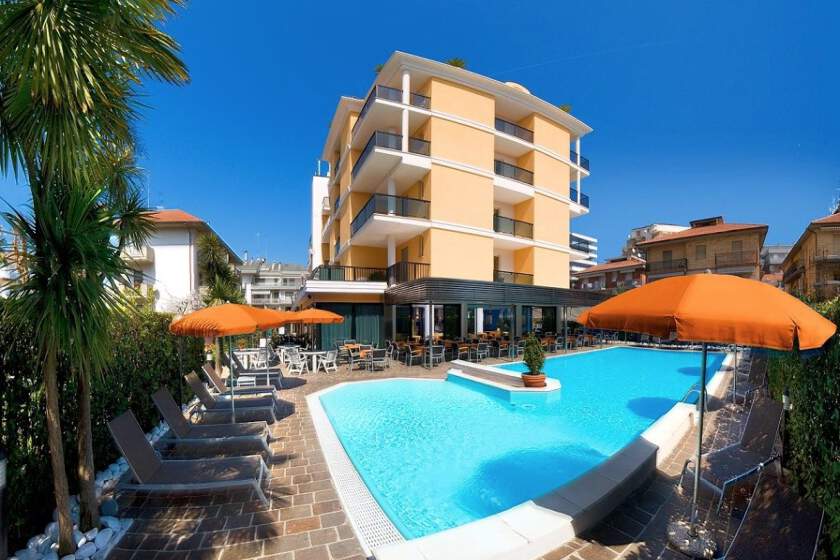 Hotel Imperial - lehátka a slunečníky u bazénu