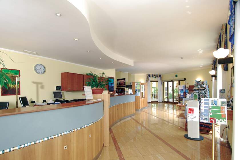 Hotel San Pietro - vstupní hala s recepcí