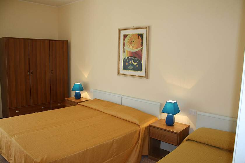 Rezidence Tiziano - Ložnice s manželskou postelí a samost. lůžkem