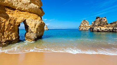 Útesy a pláže Algarve v Portugalsku